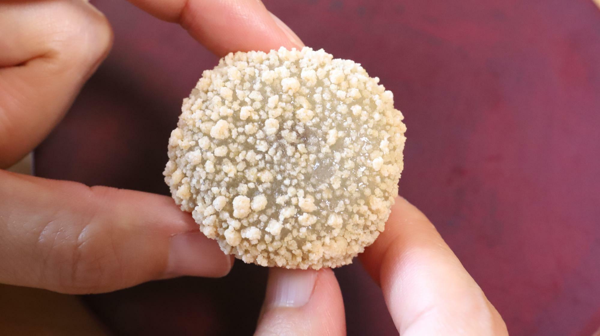 柔らかい求肥にそぼろがまぶされた銘菓土佐日記